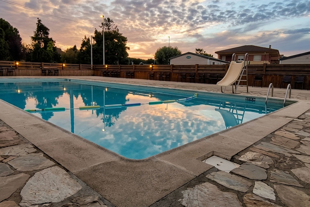 Camping-latas-piscina